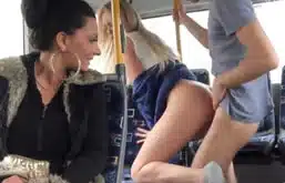 Novios se ponen a follar en un autobús