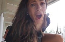 Angelina Love haciendo estiramientos de coño