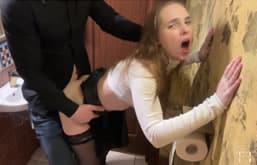 Ellie Wild follando en el baño de un restaurante