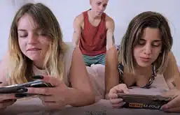 Sara latina follada junto a su amiga