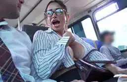 Bellattrix se calienta con un desconocido en el bus